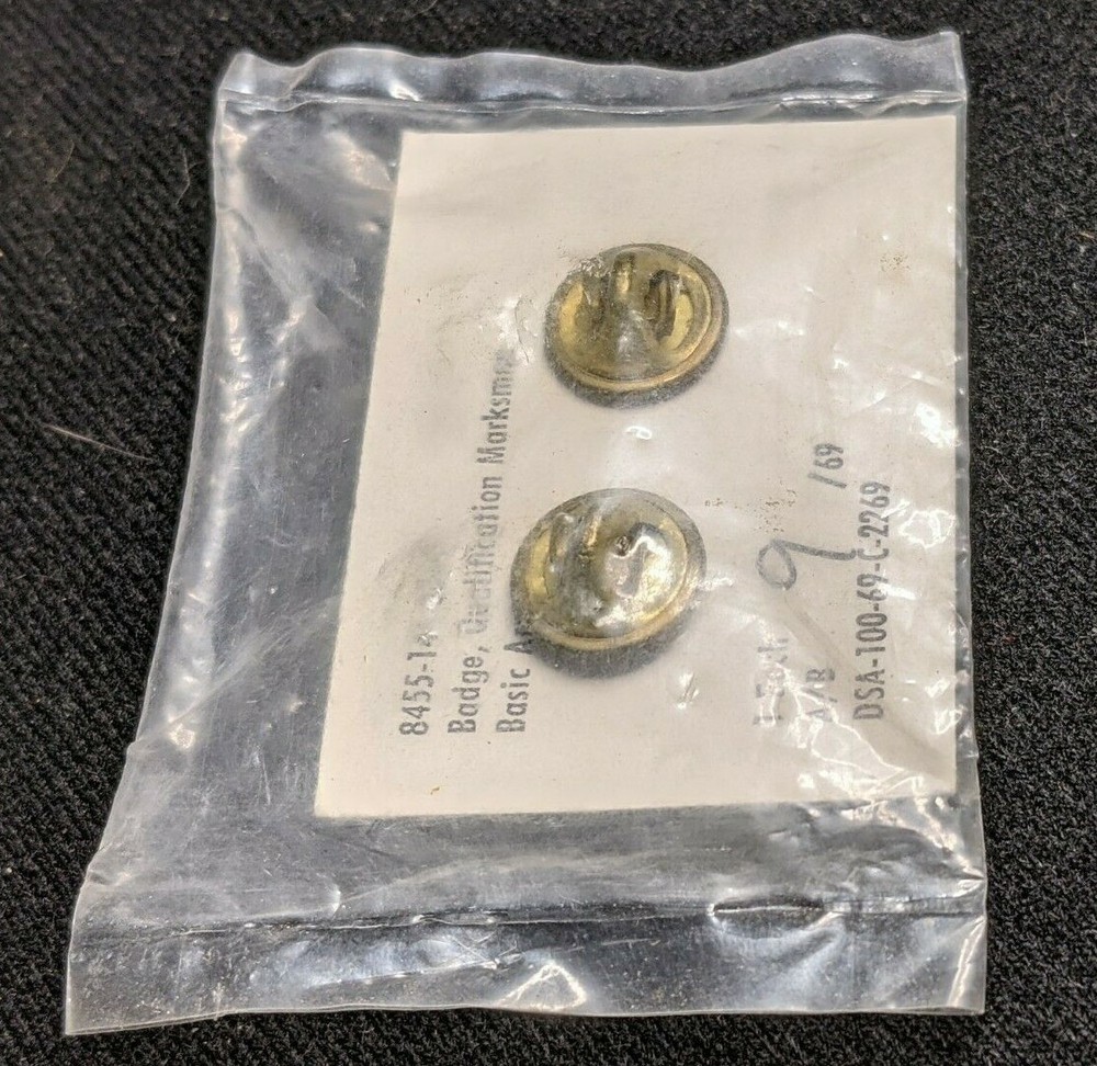 MARKSMAN QUALIFICATION BADGE, BASIC ARMY. LAPEL, HAT PINBACK PIN.