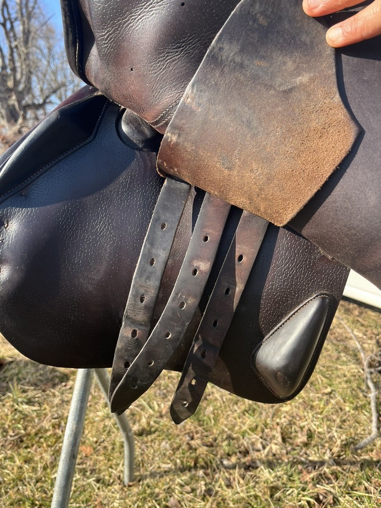 17.5” Devoucoux Biarritz 2A English Jumping Saddle