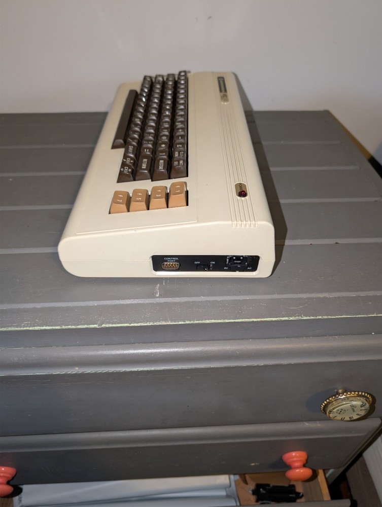 Keyboard Commodore VIC-20 in Original Box with 2 games