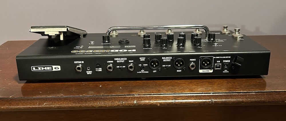 LINE 6 POD HD300 Guitar MULTI-EFFECTS Processor Case Tested Excellent Condition