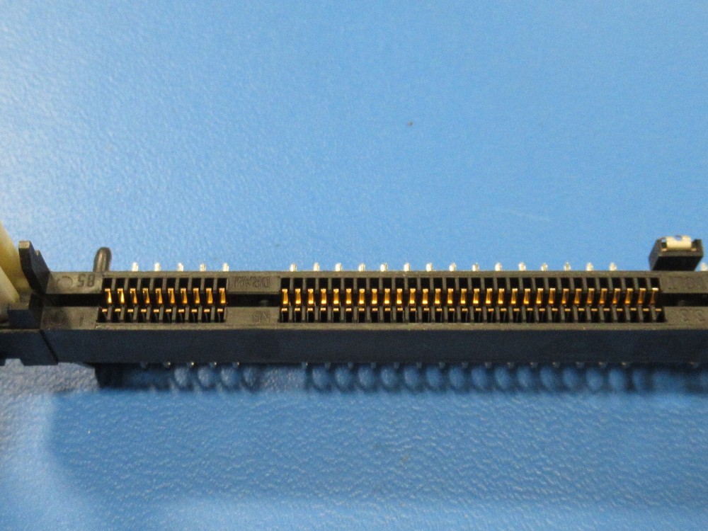 (1) 2-390175-6 AMP TYCO 168 PIN POSITION RIGHT ANGLE SDRAM DIMM SOCKET w/ GUIDE