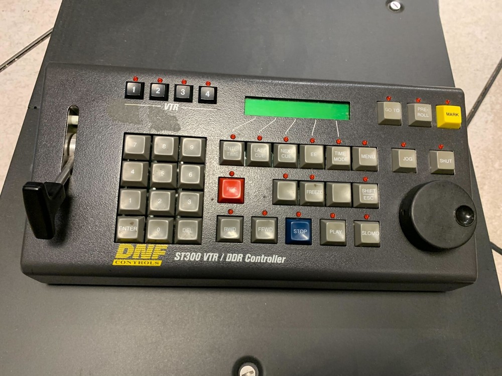 SONY HDW-M2000 HD SDI HDCAM EDITOR MULTI FORMAT RECORDER (1 controller)