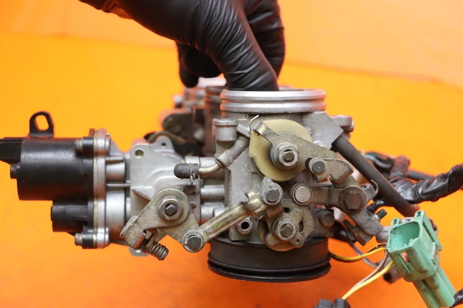 2004-2005 KAWASAKI NINJA ZX10R OEM MAIN FUEL INJECTORS / THROTTLE BODIES