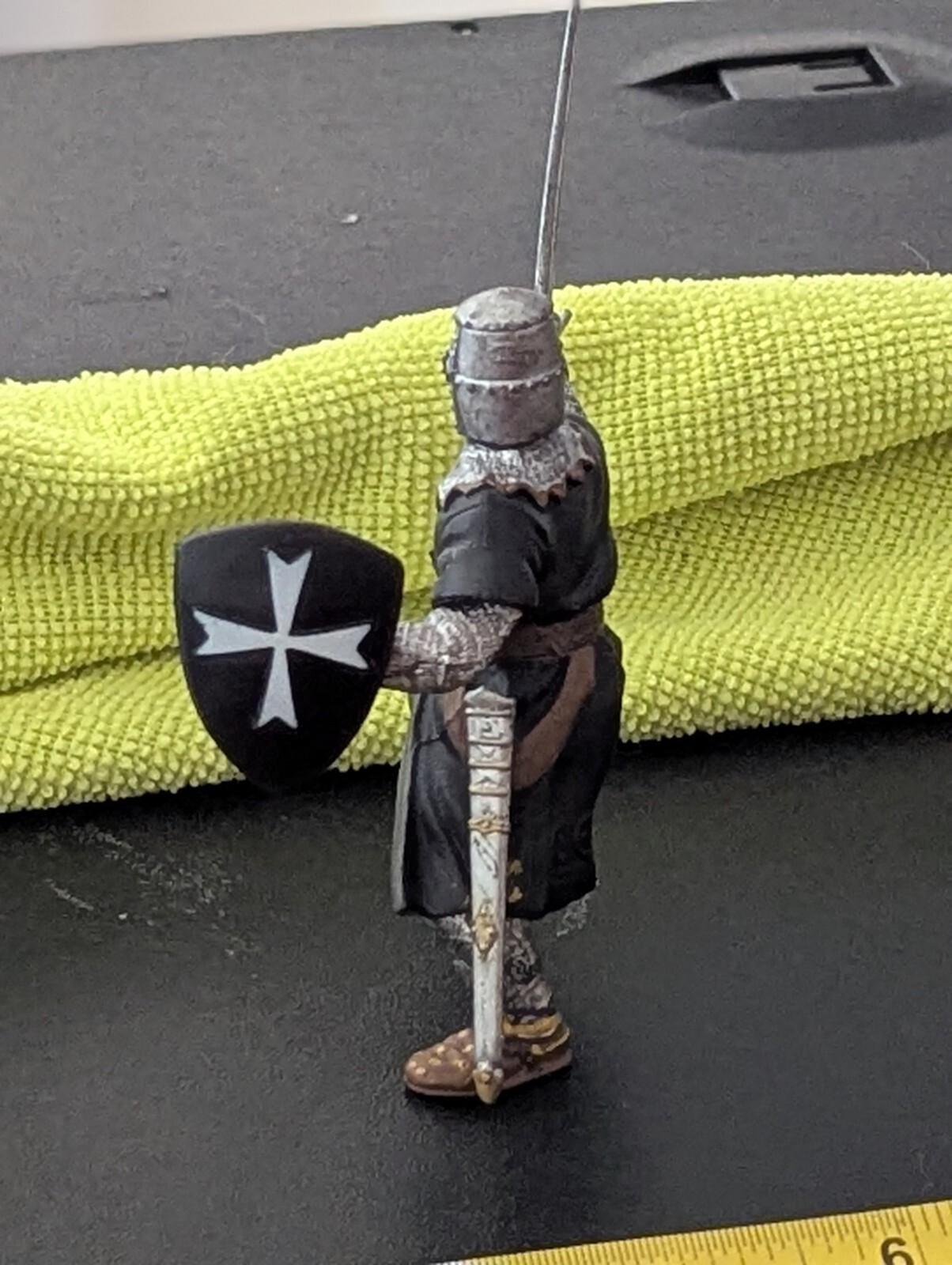 INTICING SCHLEICH WARRIOR MEDIEVAL W/ SHIELD & SWORD READY FOR BATTLE VG COLORS