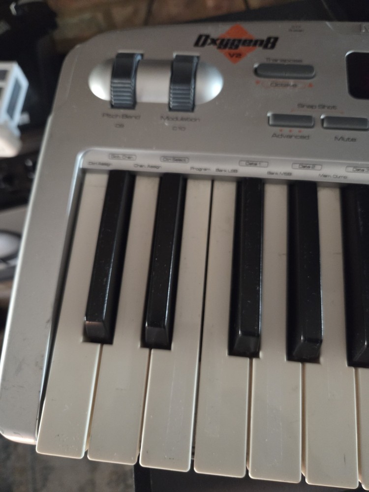 M-Audio Oxygen8 v2 25-Key MIDI USB Keyboard Controller Pitch Mod Faders Knobs