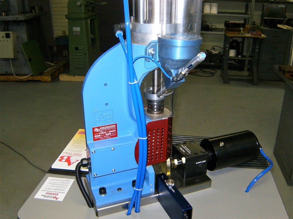 AB-400 PLASTIC INJECTOR INJECTION MOLDING MACHINE, CLAMP CAPACITY 5 TONS,