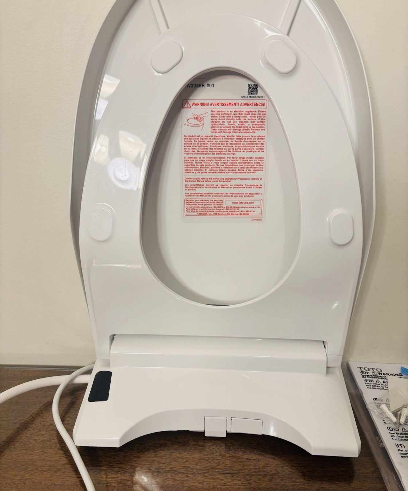 TOTO WASHLET K300 Plastic Toilet Seat, White - SW3036R01 - MINOR CRACK