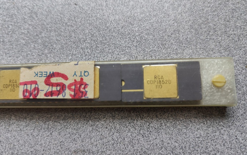 (1 pc) IC Parallel I/O Port, CDP1852D, RCA, 8-Bit, CMOS, CDIP24 Microprocessor