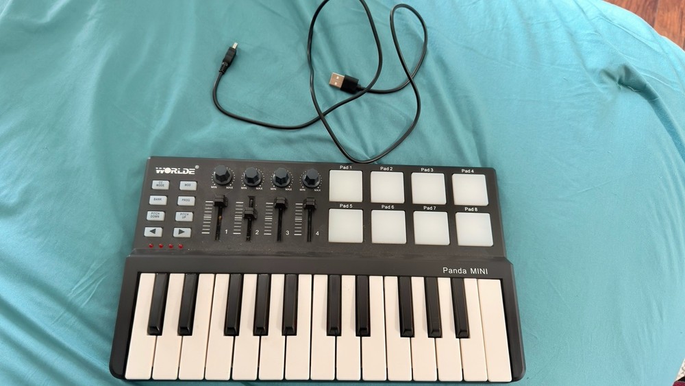 WORLDE Panda MINI 25-Key USB MIDI Keyboard and Drum Pad Controller