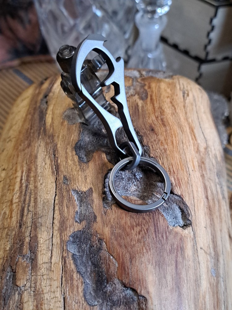 EDC TITANIUM MULTI-TOOL CARABINER KEYCHAIN