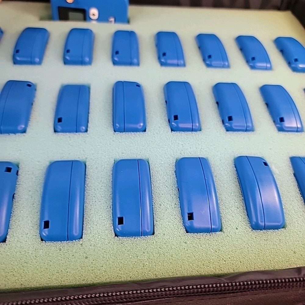 iRespond Student Response Wireless System with 23 UL-102 Remotes, CD, & Case