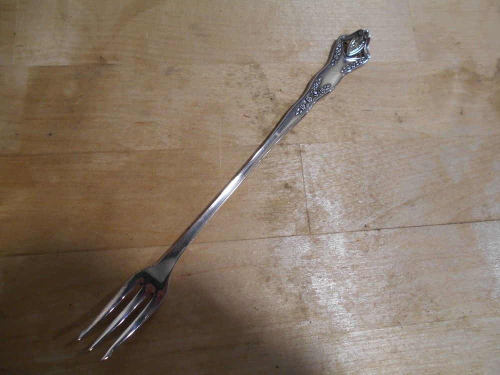 SSP 1915 ENDICOTT Pattern 7" Pickle Fork Silverplate Flatware 7462
