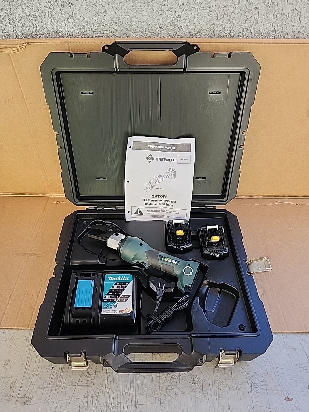 Greenlee Gator Cable Cutter ES32X Tool W/ 2 Batteries And Charger