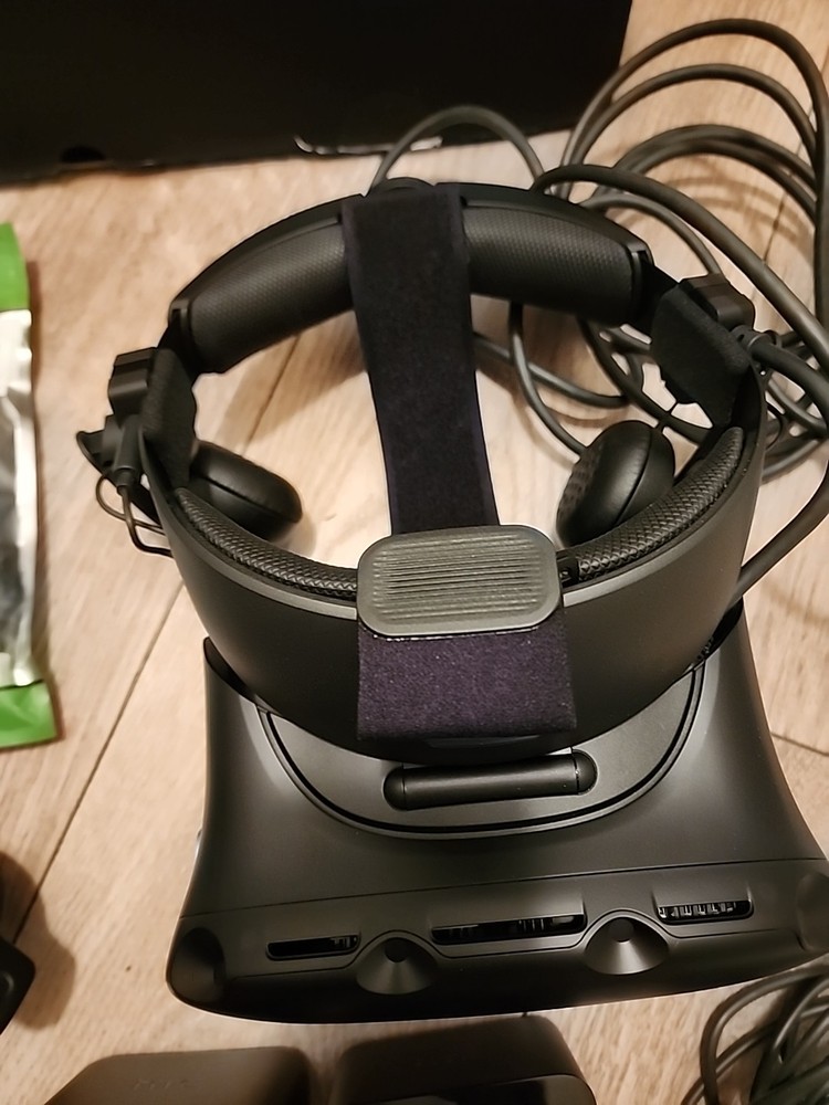 HTC Vive Cosmos Elite VR Headset Full Bundle