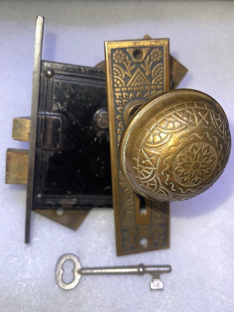 Antique Set Of Reading Hardware Co. Windsor Design Brass Knobs