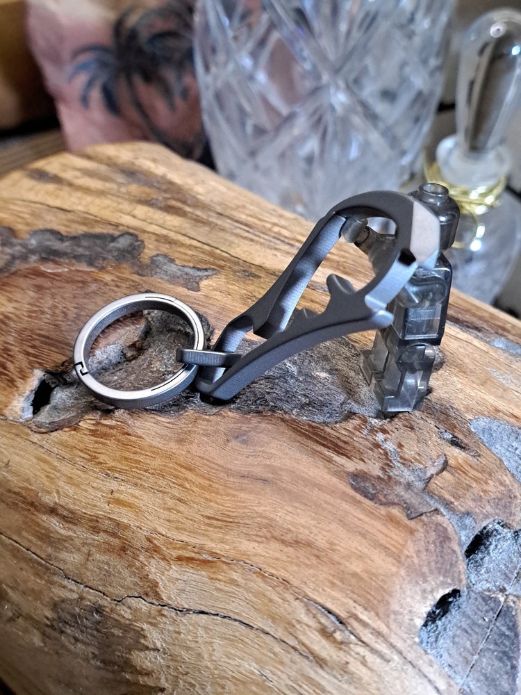 EDC TITANIUM MULTI-TOOL CARABINER KEYCHAIN