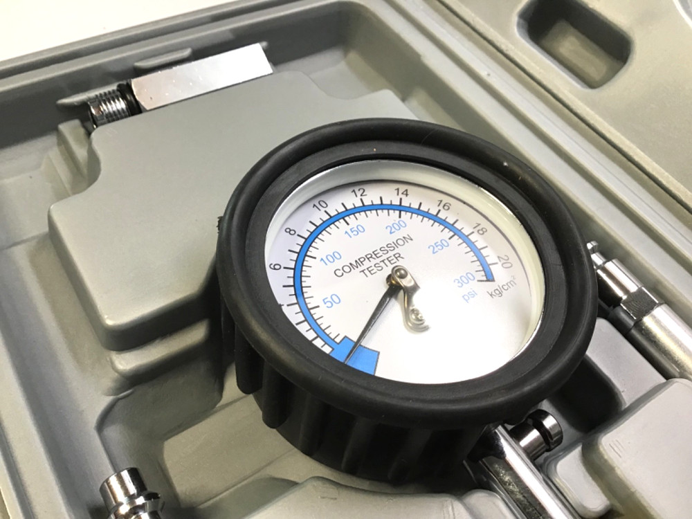 UNIVERSAL ENGINE COMPRESSION TESTOR KIT W/CASE 0-300PSI