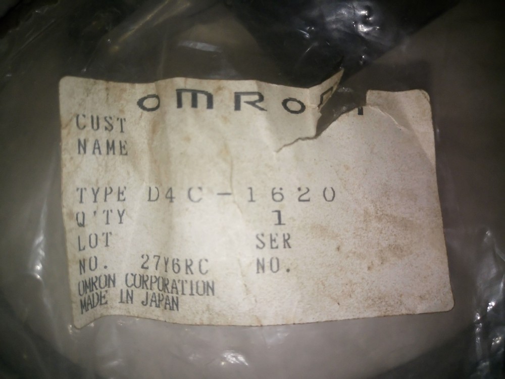 Omron D4C-1620 Compact Enclosed Limit Switch, Roller Lever