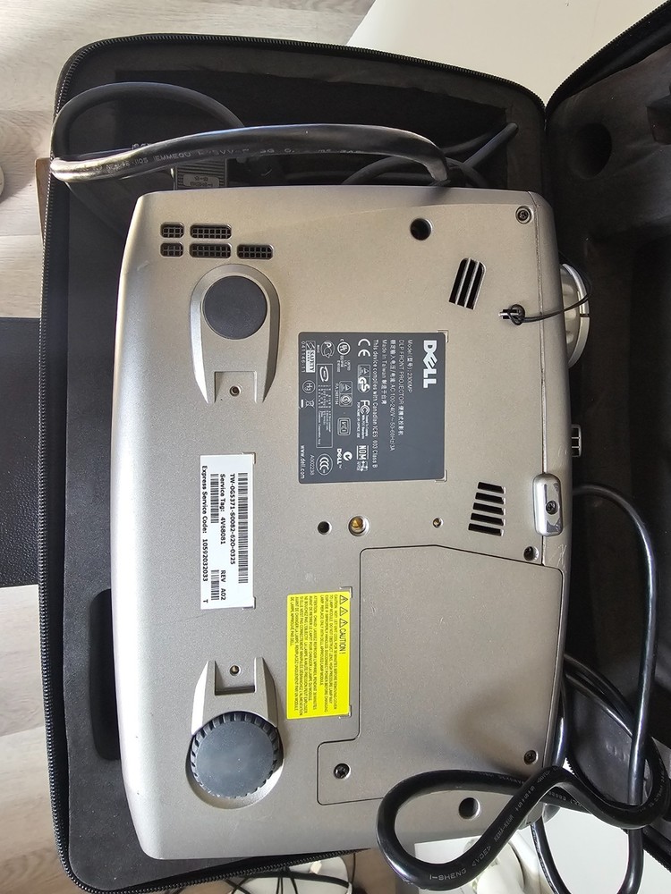 Dell 2300MP DLP Projector with Cables, Remote, and Case