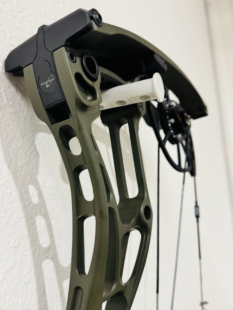 New RH Bowtech Solution LS 60-70# Green