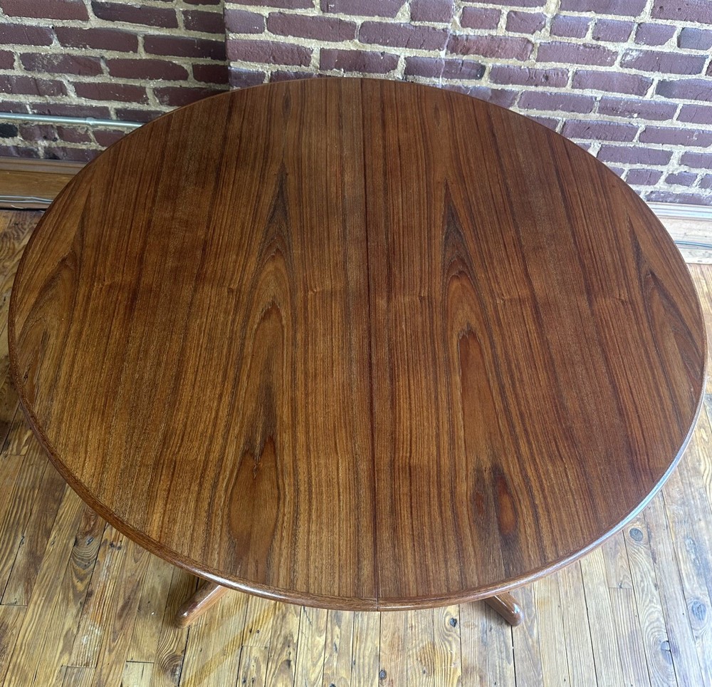 Danish Mid Century Modern Model 462 Teak Extension Dining Table w/ Two Leafs
