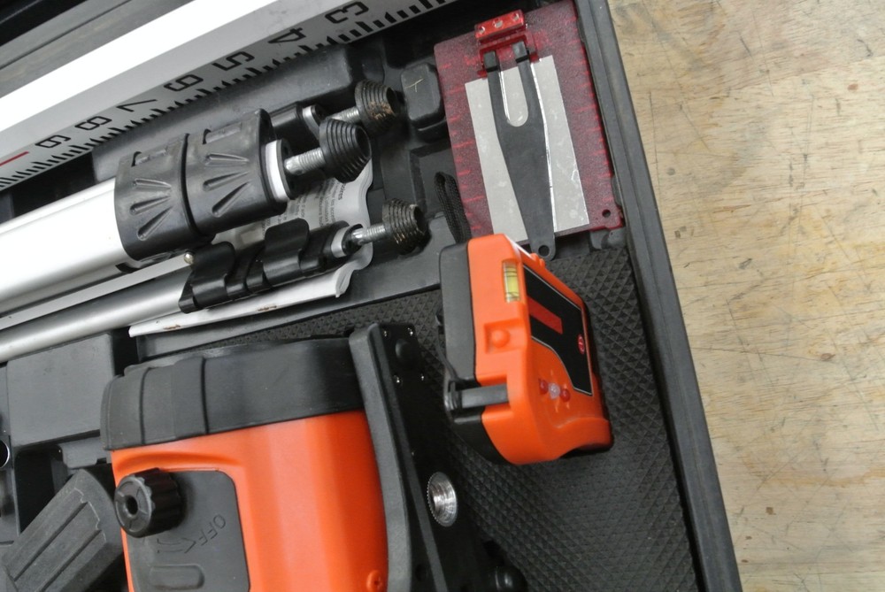 Johnson Laser Level (40-6515) with Case & Attachments