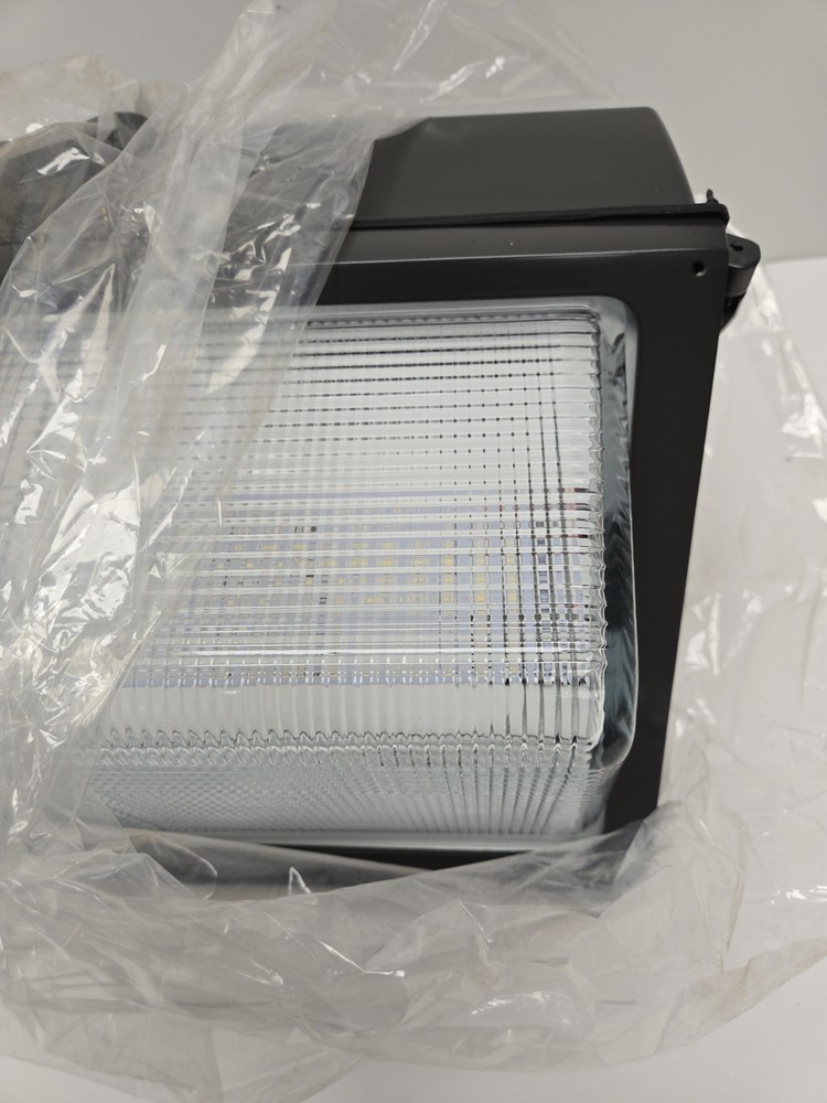 LPACK WP3LED55 WALLPACK. 55W COOL LED WITH COVER, BRONZE.