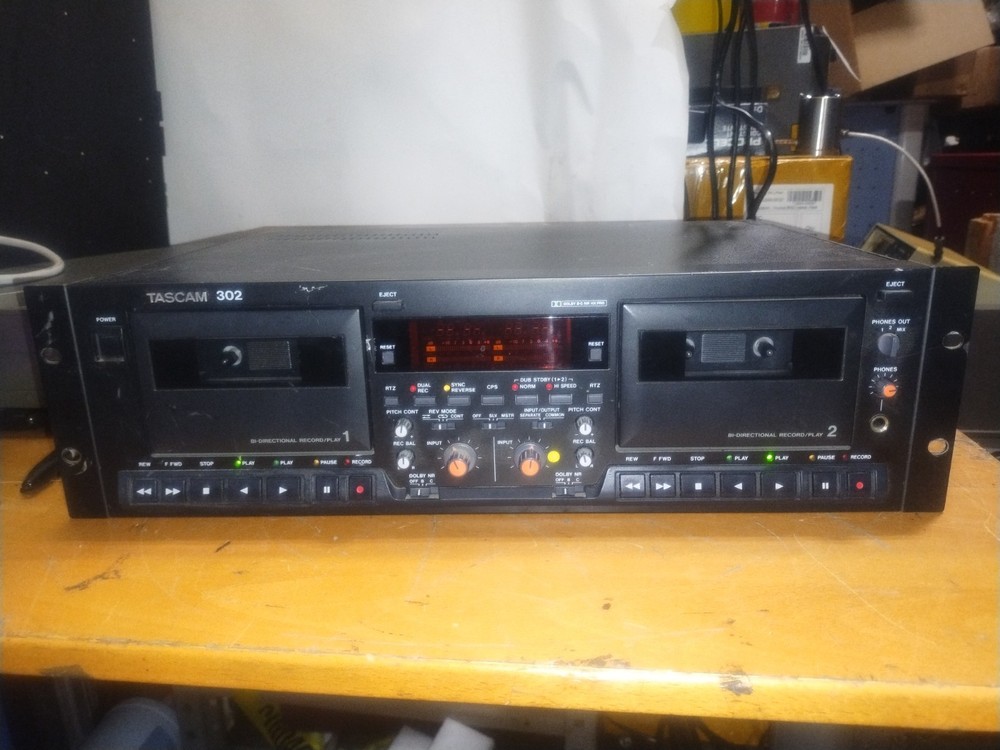 TEAC TASCAM 302 DOUBLE AUTO REVERSE PROFESSIONAL TAPE DECK.