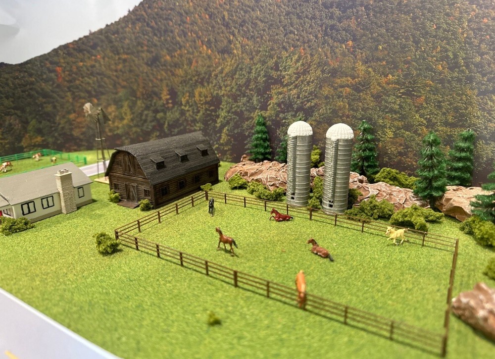 N Scale Weathered Barn Set