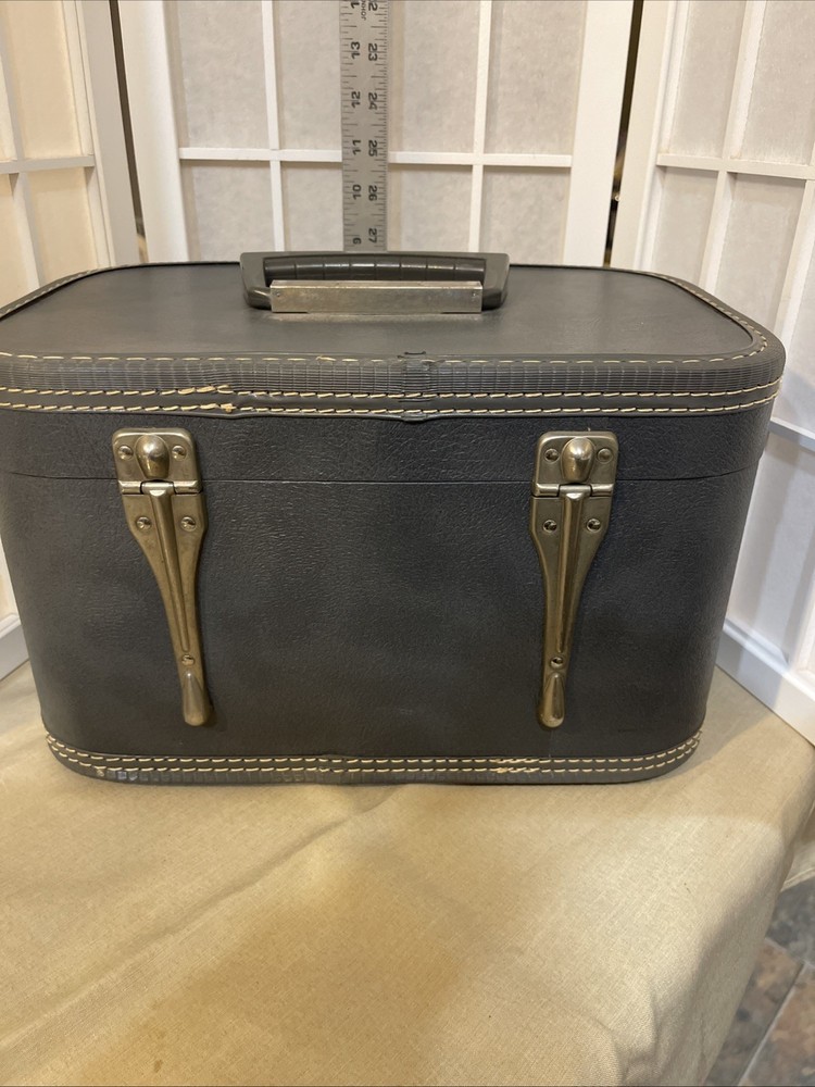 Vintage Carilite Brand Makeup Box.