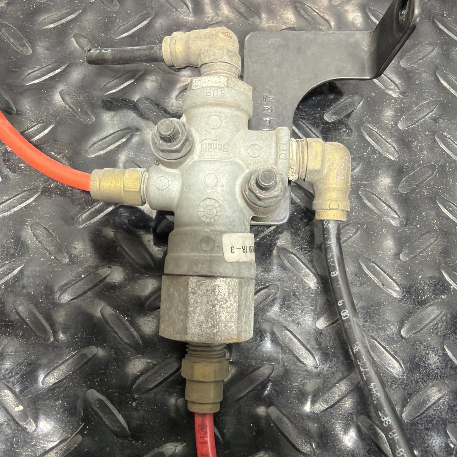 2018-2024 VOLVO VNL 760 AIR BRAKE VALVE BENDIX 108620 OEM