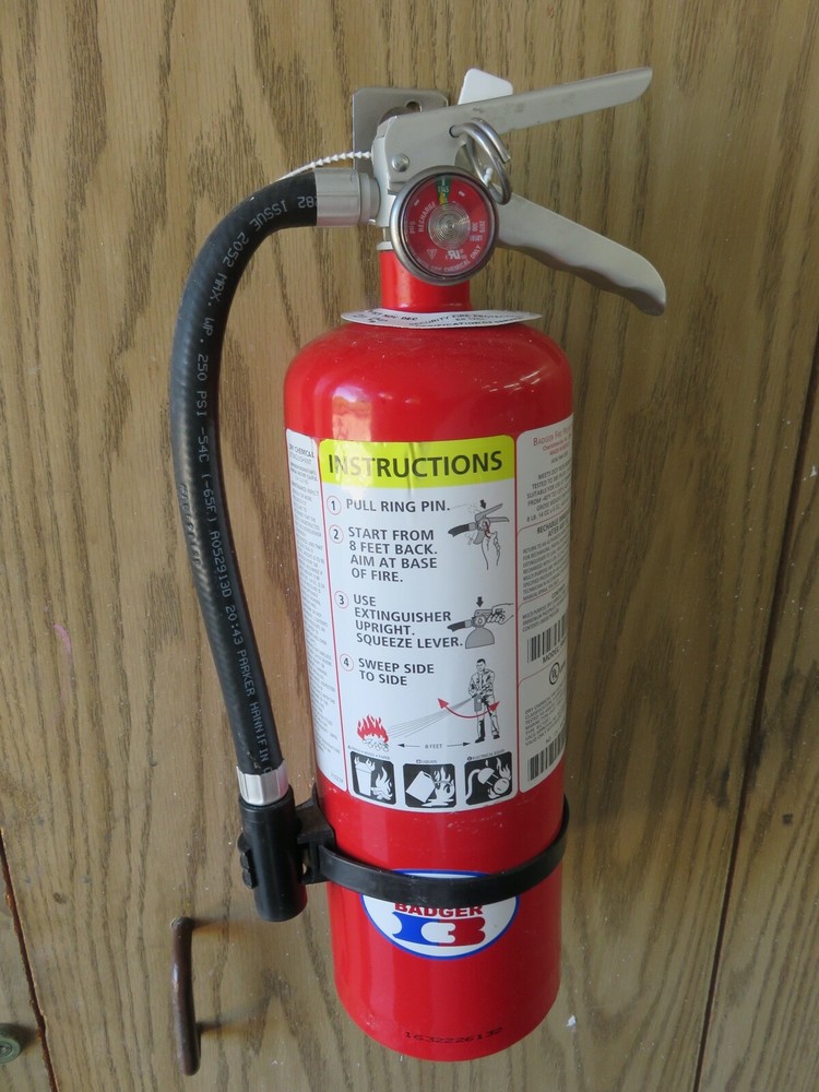 ✅🔥🧯2-CHROME UNIVERSAL WALL MOUNT 2 ½-5lb. SIZE FIRE EXTINGUISHER BRACKET NEW