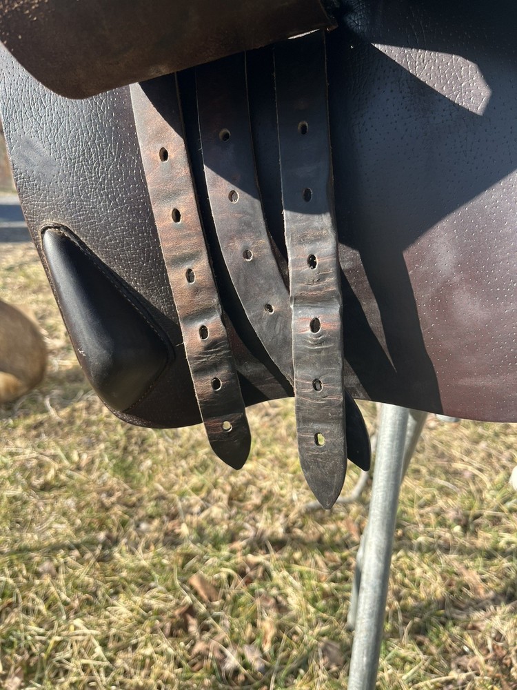 17.5” Devoucoux Biarritz 2A English Jumping Saddle