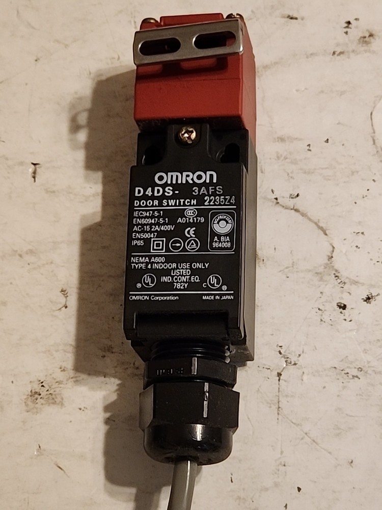 Omron  Locking Safety Interlock Switch & Key D4DS-3AFS - Free Shipping