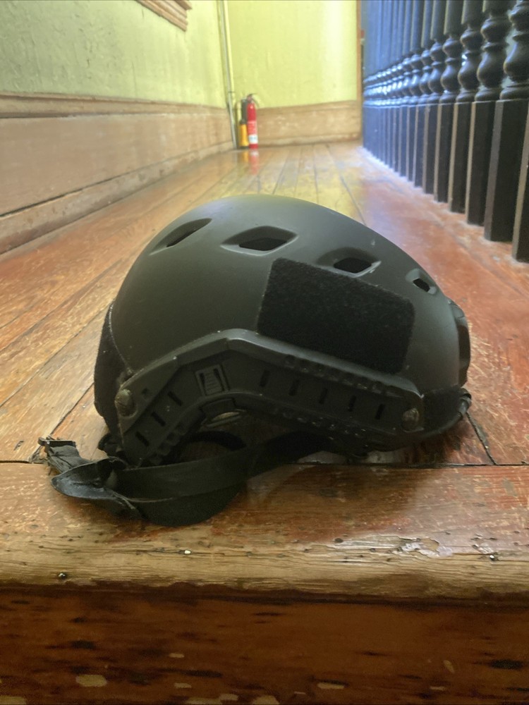 Tactical helmet medium