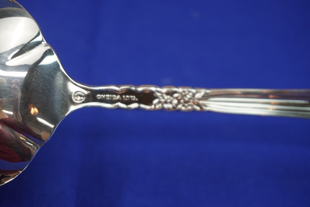 Oneida Floral Queen Pie Server & Gravy Ladle