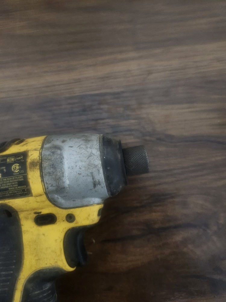 DEWALT DC825 1/4 inch Cordless Impact Driver Tool Only Working