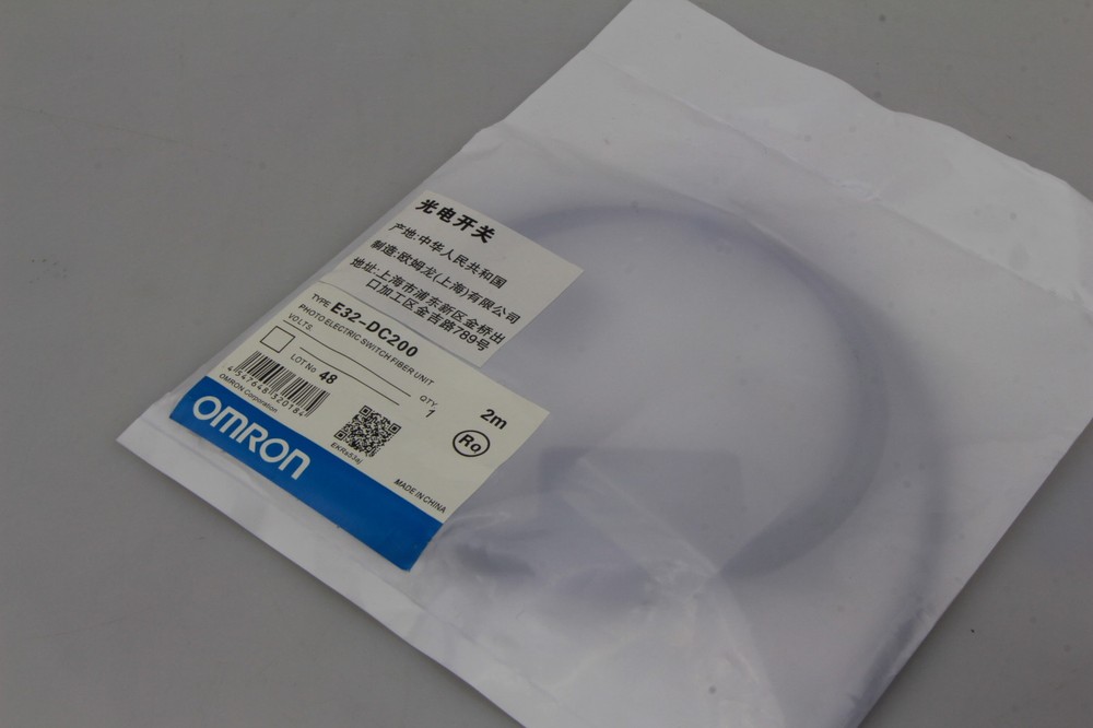 Omron E32-DC200 Photoelectric Switch Reflective E32DC200 New