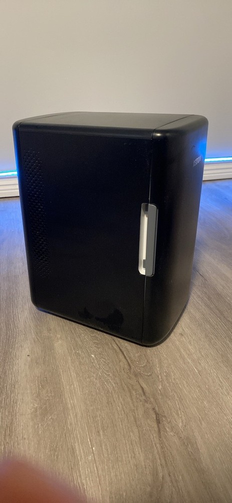 Mini Fridge, super cold and small, holds a lot