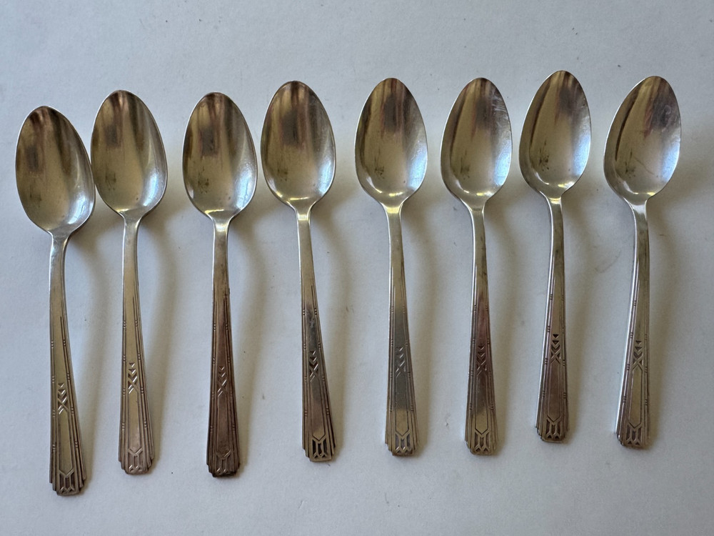 Wm Rogers & Son Friendship Medallion Teaspoons Set of 8 Silverplate 1932