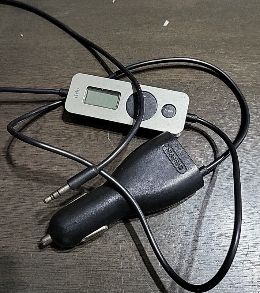 Griffin iTrip Car Auto Universal FM Radio Transmitter With Extra Port