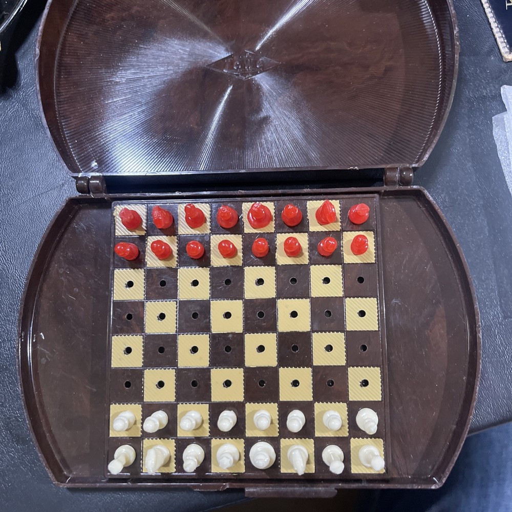 1945 E.S. Lowe Bakelite travel chess - complete & nice