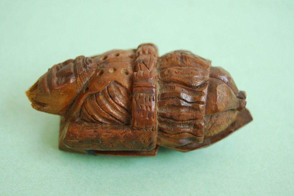 ANTIQUE COQUILLA SNUFF BOX