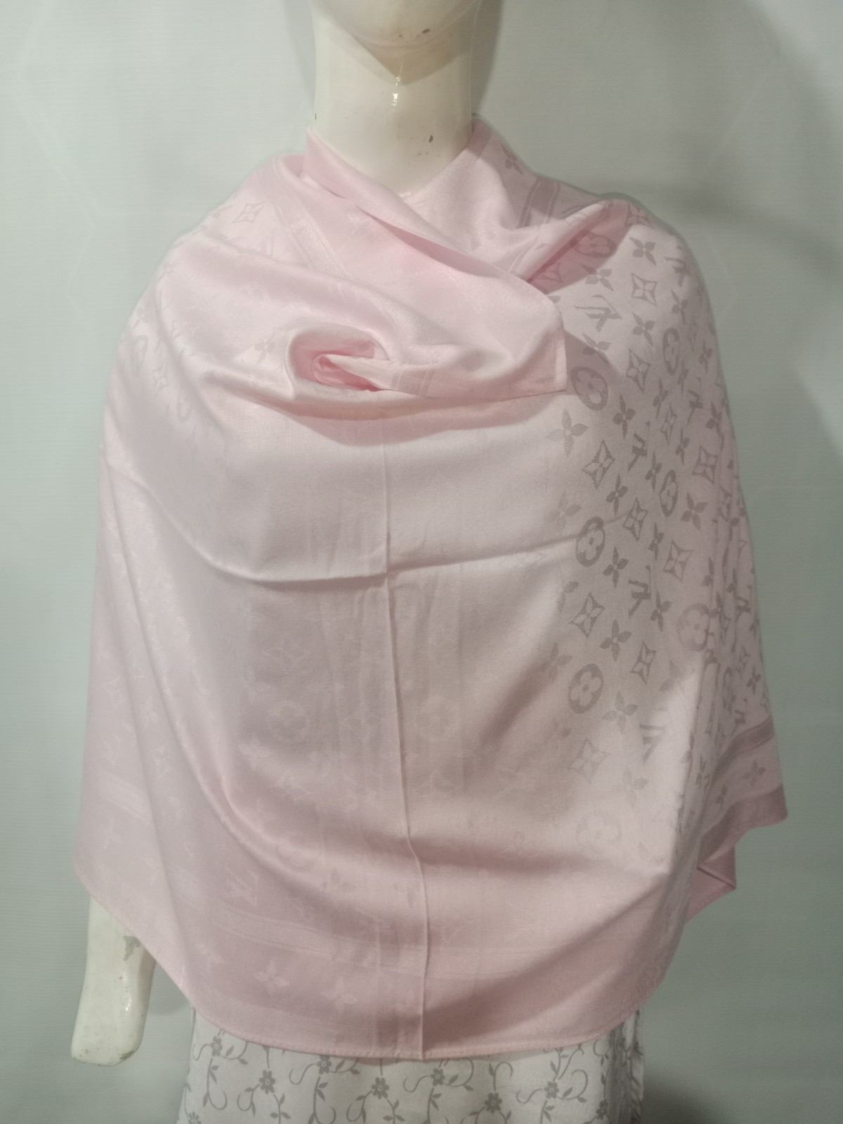 Authentic Louis Vuitton Wrap Stole Shawl 65% Cashmere 35% Silk Light Pink Used