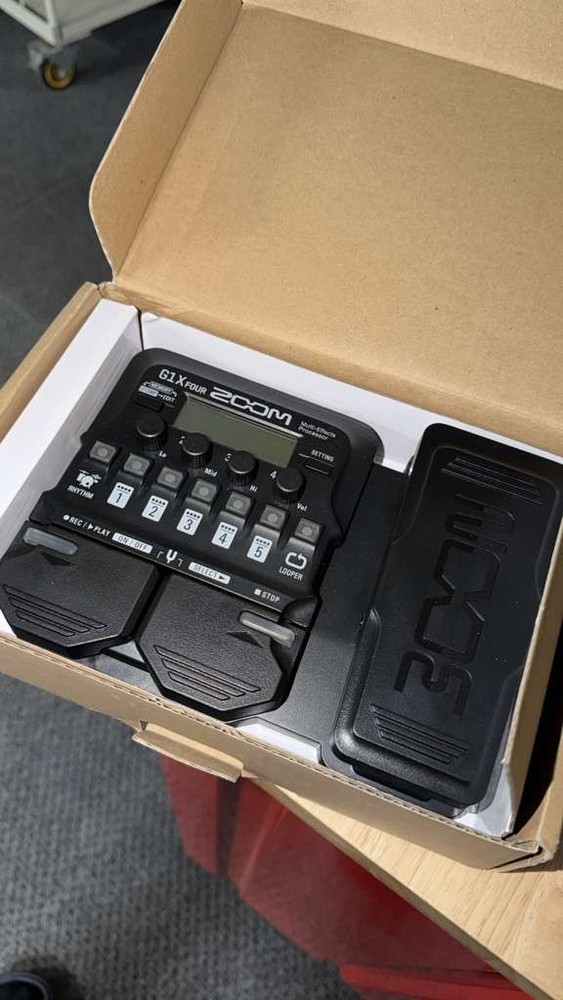 Zoom G1X FOUR Multi-effects Processor with Expression Pedal