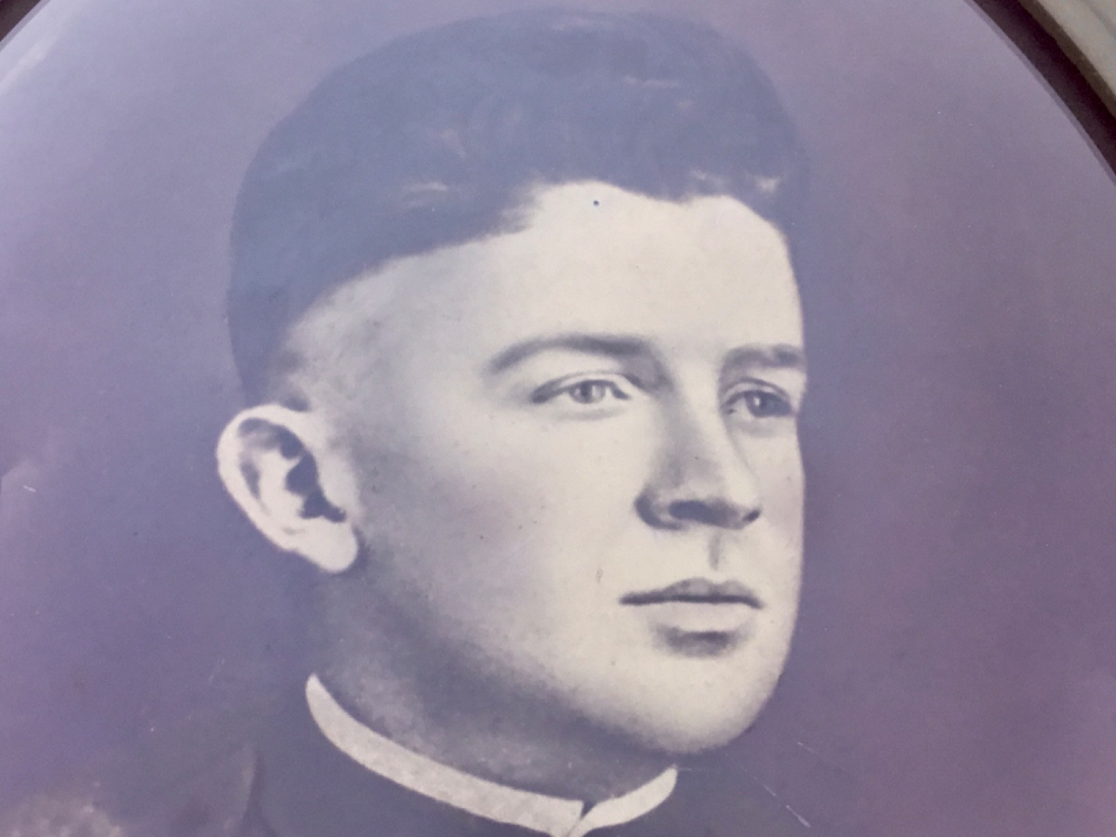 Vtg WW1 Convex Glass Soldier Military Portrait US Army Oval Framed Wall Hanging