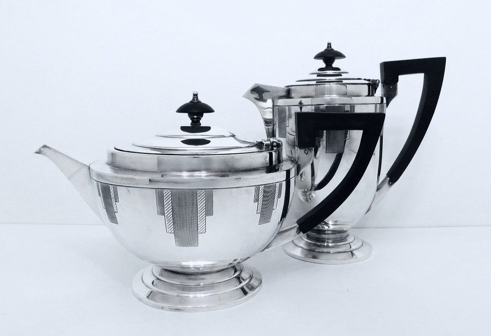 1940 WALKER & HALL SHEFFIELD DECO FOOTED EBONY HANDLE CHOCOLATE & TEAPOT SET