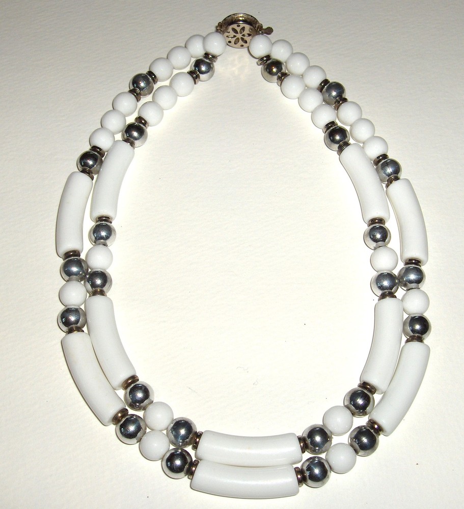 VTG 2 STRAND WHITE LUCITE & SILVERTONE RECTANGULAR & ROUND BEAD NECKLACE - NICE!