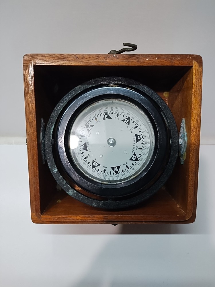 e.s.ritchie inc floating compass 4 3/8 in diameter in wooden case