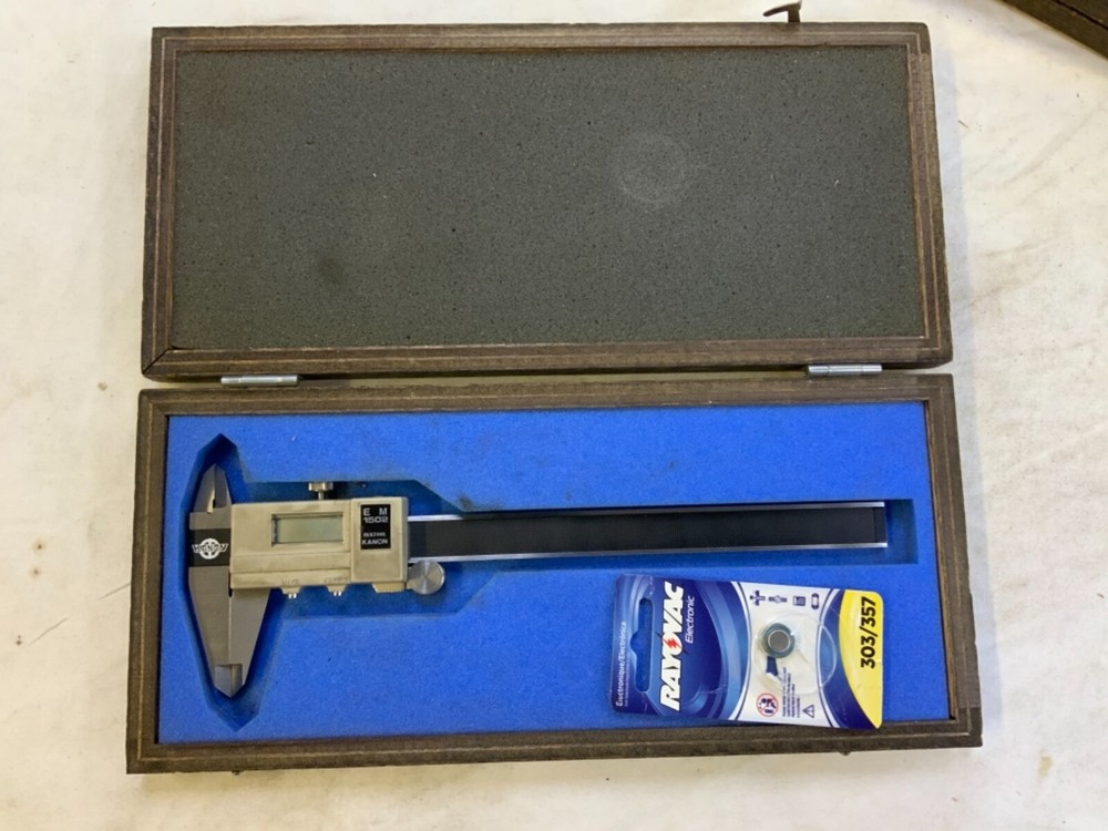 Kanon EM1502 Digital Caliper in Case